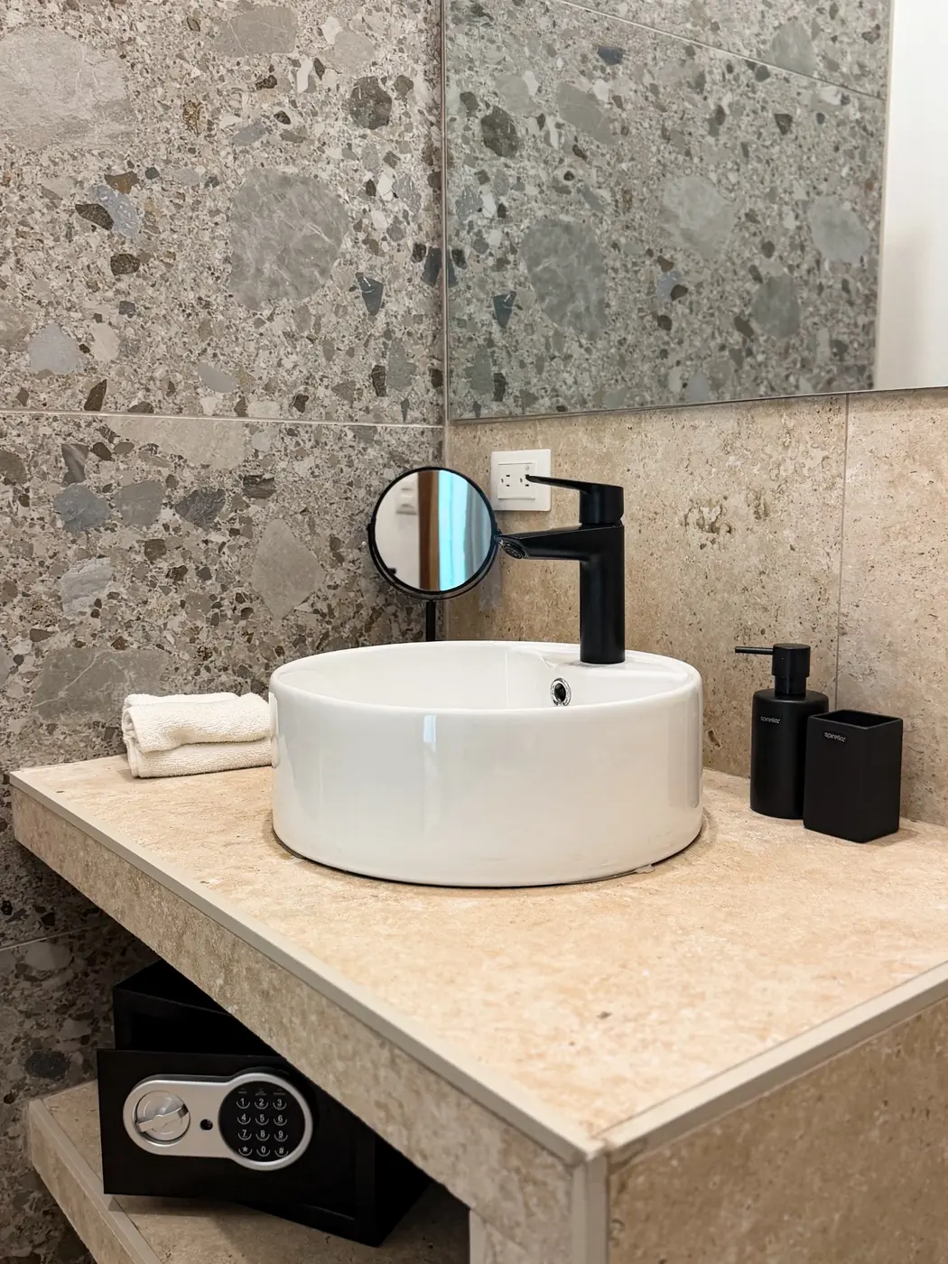 Modern washbasin in the Casa Verde bathroom