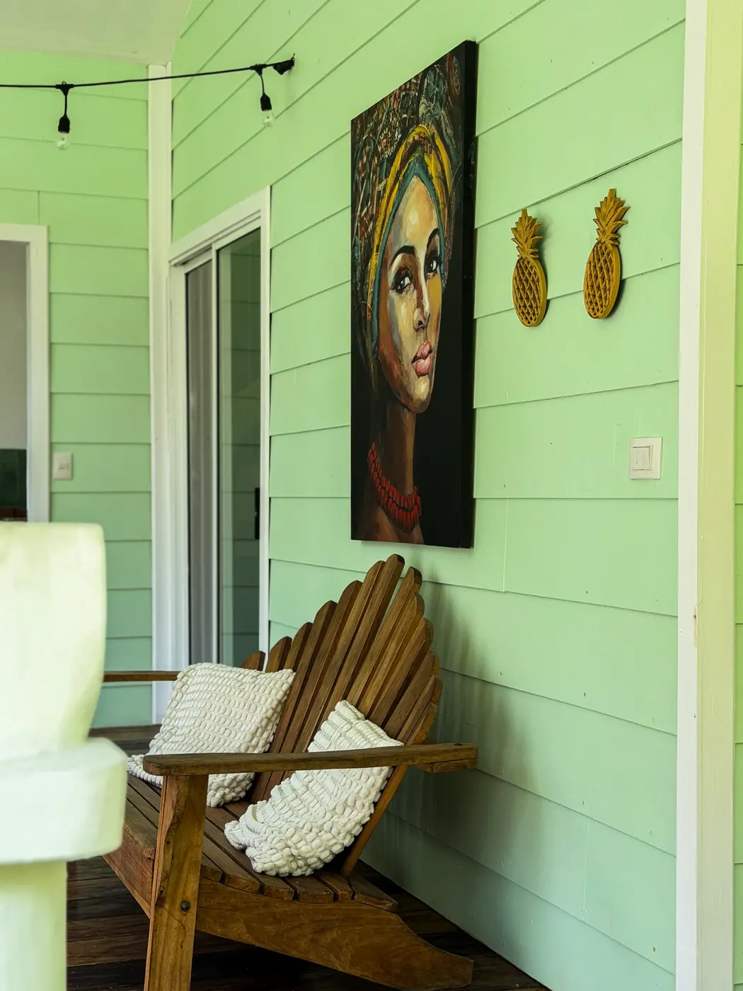 Caribbean details and wooden lounge seating